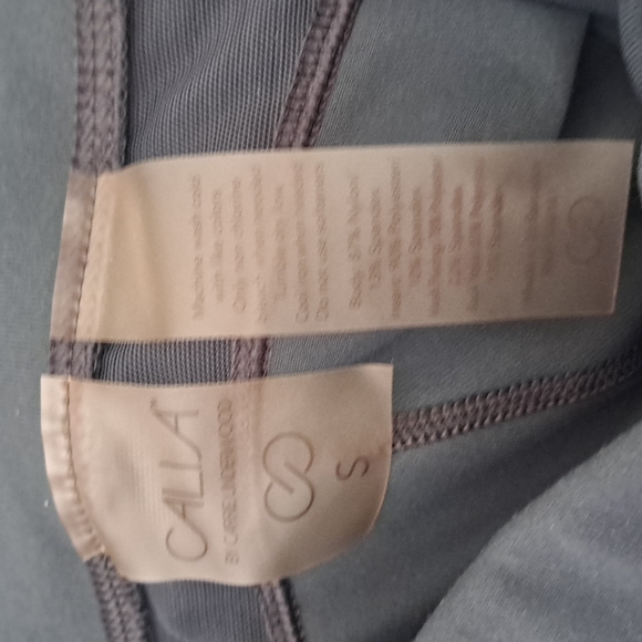 Calia by Carrie Underwood size s grey w purple floral workout capris key pouch - Picture 7 of 7